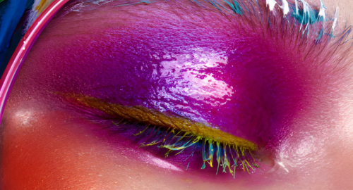 Beauty, trucco maximalista: palpebre colorate e unghie a pois protagoniste
